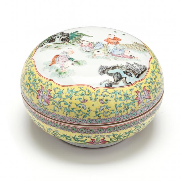 a-chinese-porcelain-round-box-with-cover
