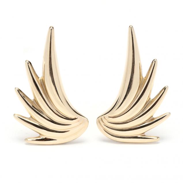 gold-feather-motif-earrings