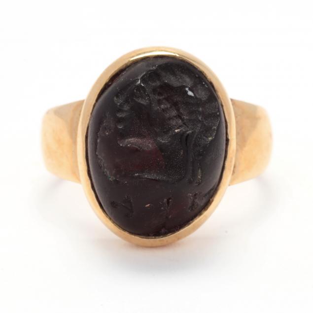 modern-gold-ring-with-roman-style-intaglio-possibly-glass
