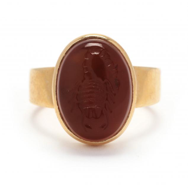 classical-style-modern-gold-ring-with-an-agate-intaglio-scorpion