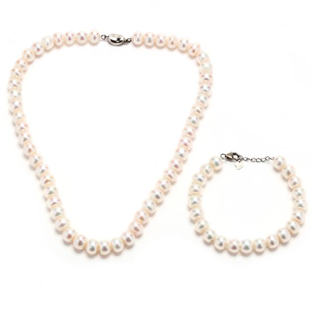 a-single-strand-pearl-necklace-and-bracelet