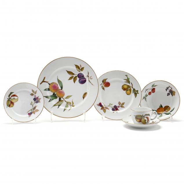 royal-worcester-a-large-set-115-of-i-evesham-gold-i-tableware