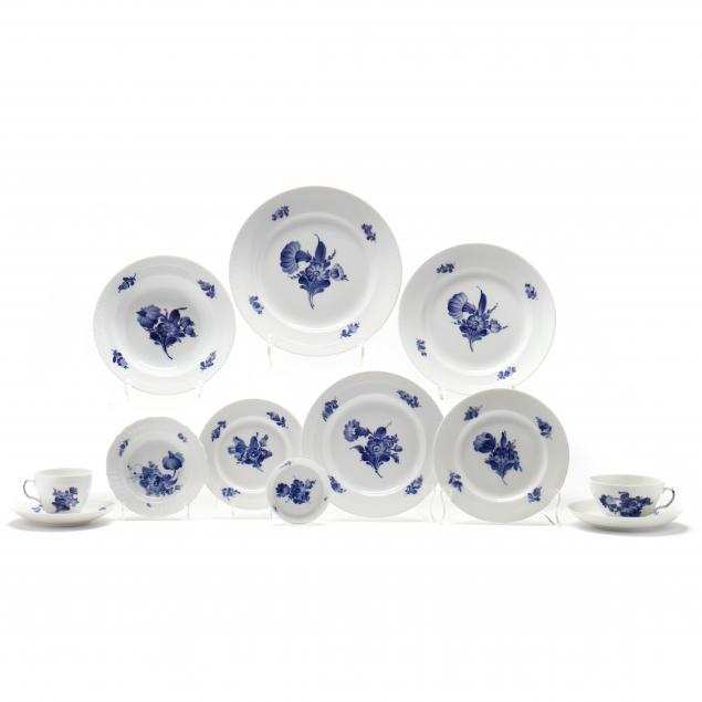 royal-copenhagen-194-pieces-of-i-blue-flowers-braided-i-and-i-blue-flowers-curved-i