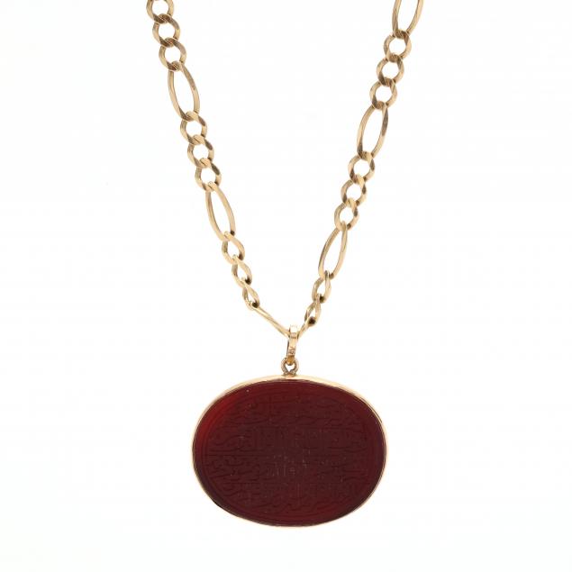hardstone-pendant-and-gold-necklace