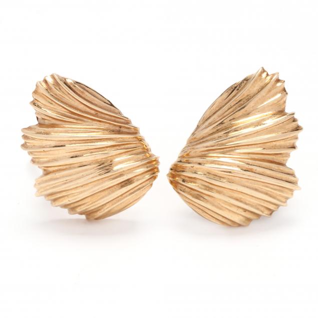gold-fan-motif-earrings
