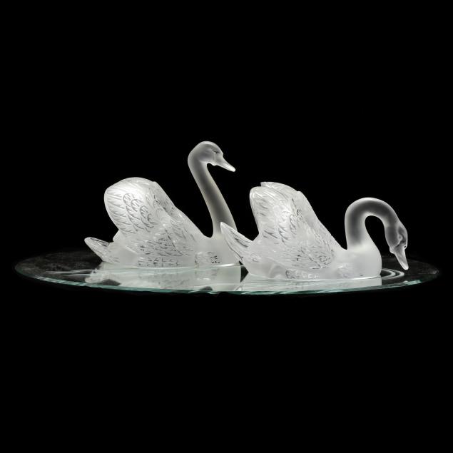 large-pair-of-lalique-crystal-swans-with-mirrored-tray