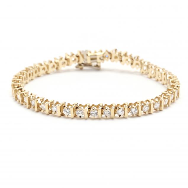 gold-and-diamond-line-bracelet