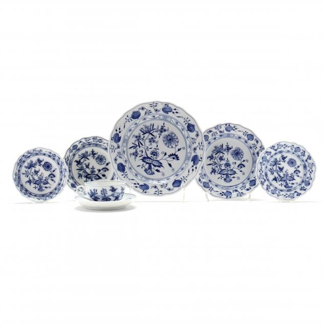 large-set-of-meissen-i-blue-onion-i-porcelain-dinnerware-133-pieces