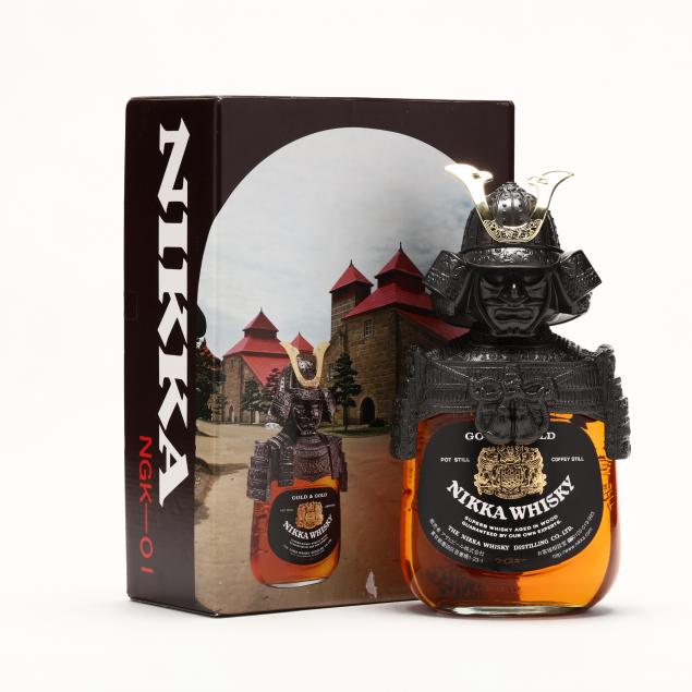 nikka-gold-gold-whisky-in-japanese-samurai-decanter