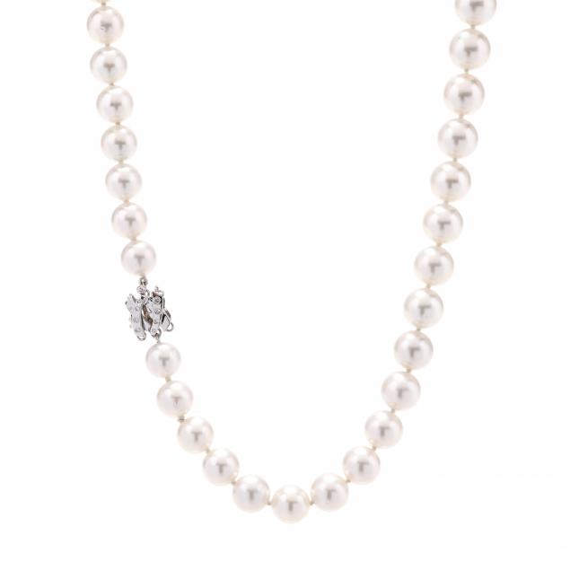 single-strand-south-sea-pearl-necklace-with-white-gold-and-diamond-clasp