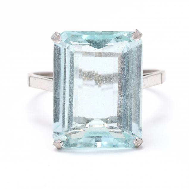 white-gold-and-aquamarine-ring