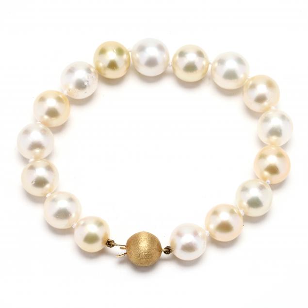 single-strand-pearl-bracelet-with-gold-clasp