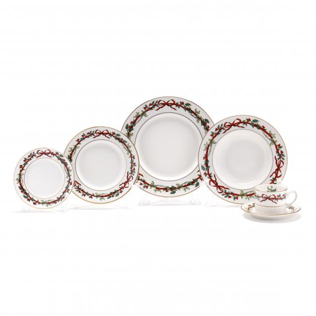 royal-worcester-i-holly-ribbons-i-dinner-service