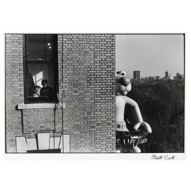 elliott-erwitt-american-french-b-1928-i-thanksgiving-day-parade-balloon-new-york-city-i-1988