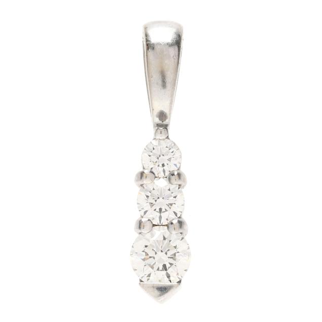 white-gold-and-diamond-pendant-hearts-on-fire