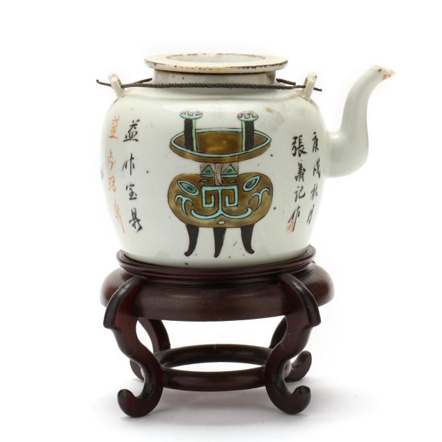 chinese-porcelain-teapot-on-stand
