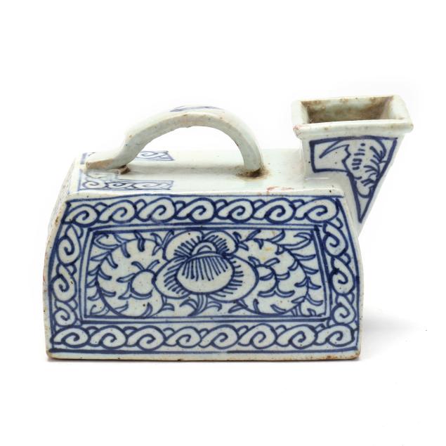 chinese-blue-and-white-porcelain-ceramic-vessel