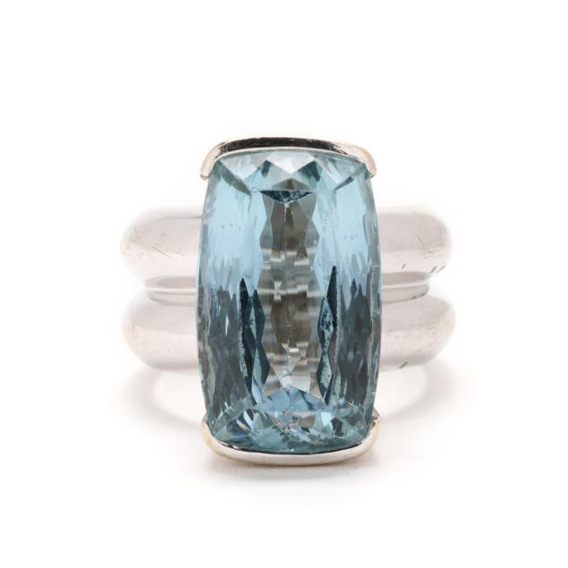 white-gold-and-blue-topaz-ring