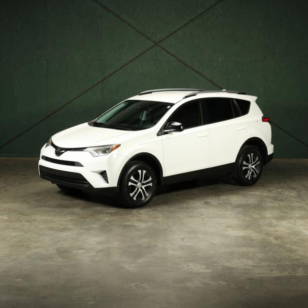 2018-toyota-rav4-le