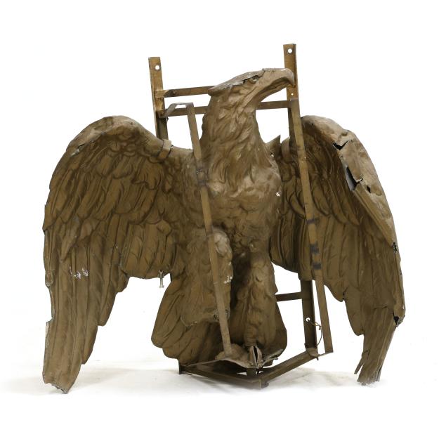 an-oversized-full-bodied-eagle-metal-statue