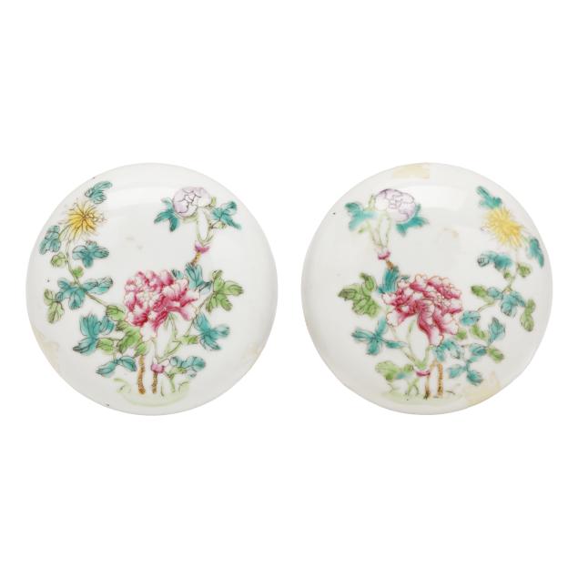 a-pair-of-chinese-porcelain-famille-rose-seal-paste-boxes-with-covers
