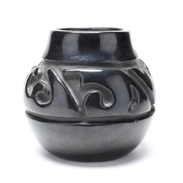 l-tapia-aka-luann-tafoya-b-1938-santa-clara-pueblo-blackware-pot