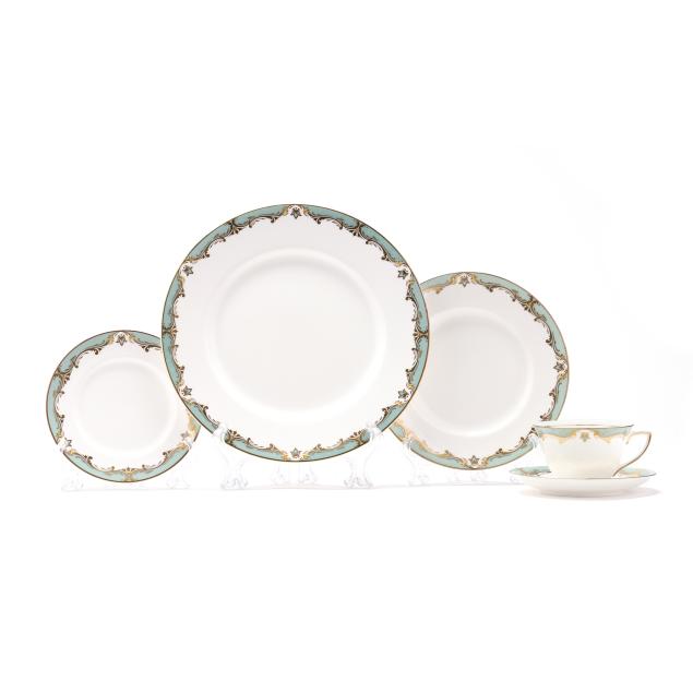 royal-worcester-i-devonshire-i-porcelain-service-for-twelve