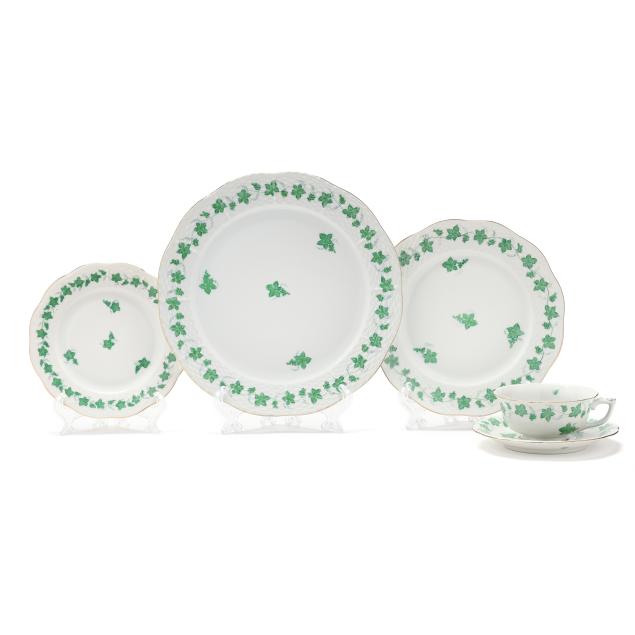 herend-large-set-of-i-green-grape-vine-i-dinnerware