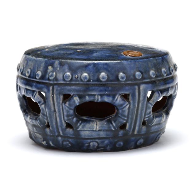 a-chinese-blue-glazed-pottery-stand