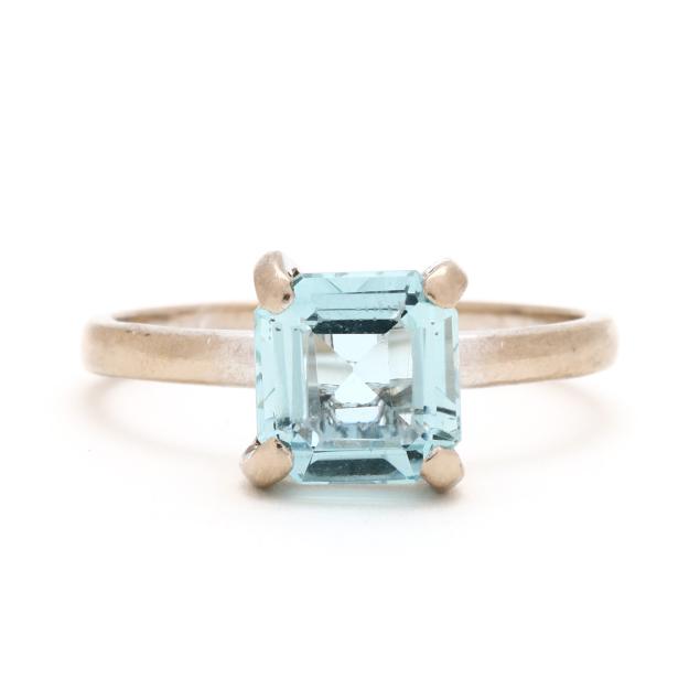 white-gold-and-aquamarine-solitaire-ring