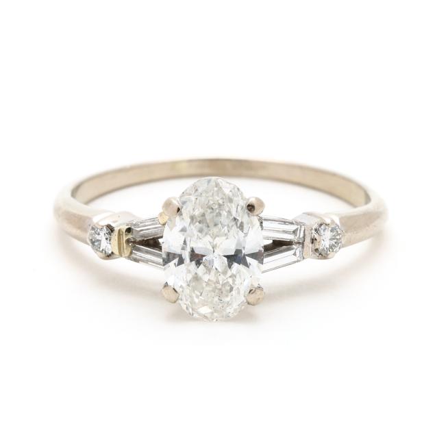 white-gold-and-oval-cut-diamond-ring