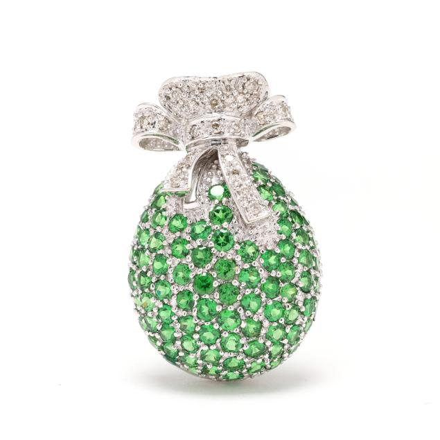 white-gold-green-garnet-and-diamond-pendant