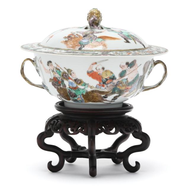 a-chinese-famille-verte-porcelain-covered-bowl-with-warriors