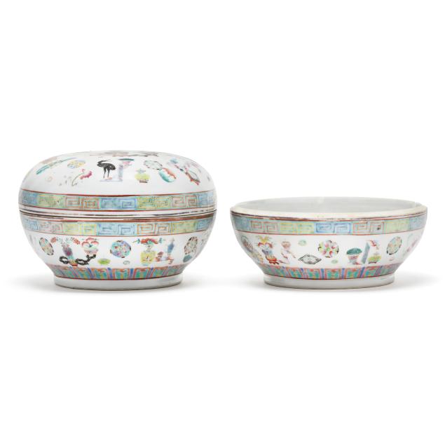 a-pair-of-chinese-porcelain-famille-rose-one-hundred-antiques-bowls-with-cover