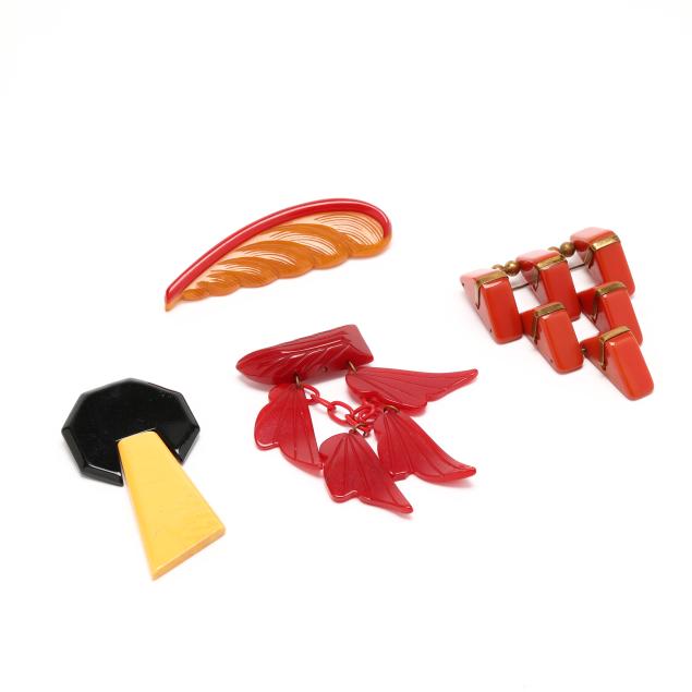 four-vintage-bakelite-brooches