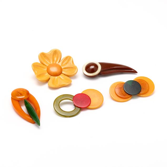 five-vintage-bakelite-brooches