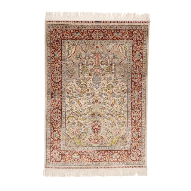 isfahan-style-prayer-rug