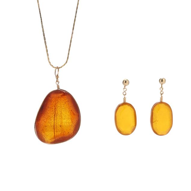 amber-pendant-necklace-and-dangle-earrings