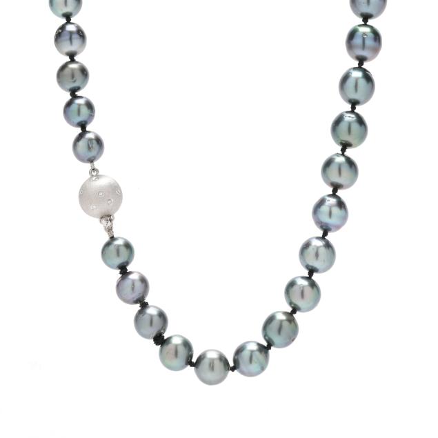 single-strand-of-pearls-with-white-gold-and-diamond-clasp