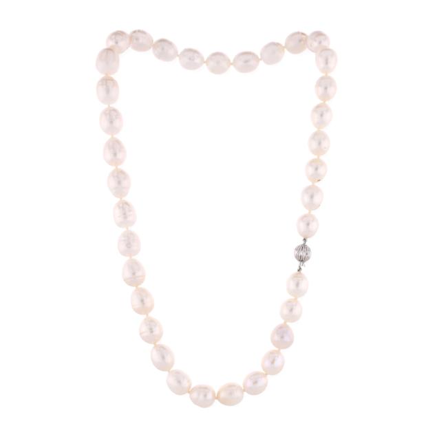 white-gold-and-oval-pearl-necklace