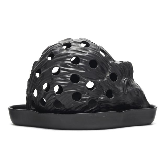 wedgwood-black-basalt-crocus-bulb-hedgehog-with-undertray