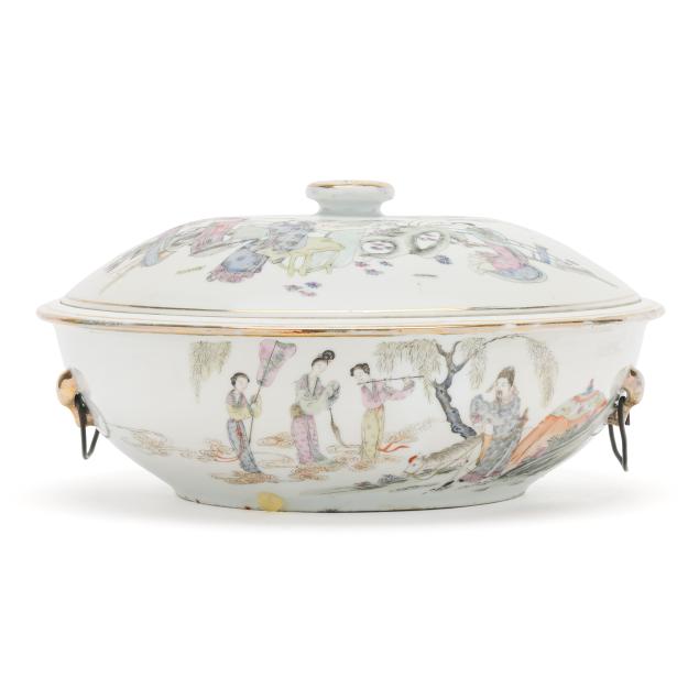 a-chinese-porcelain-serving-bowl-with-cover