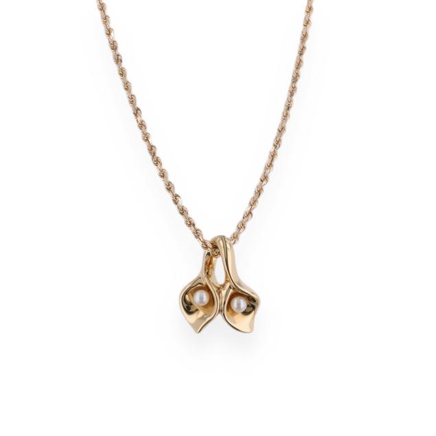gold-and-pearl-floral-motif-pendant-on-chain